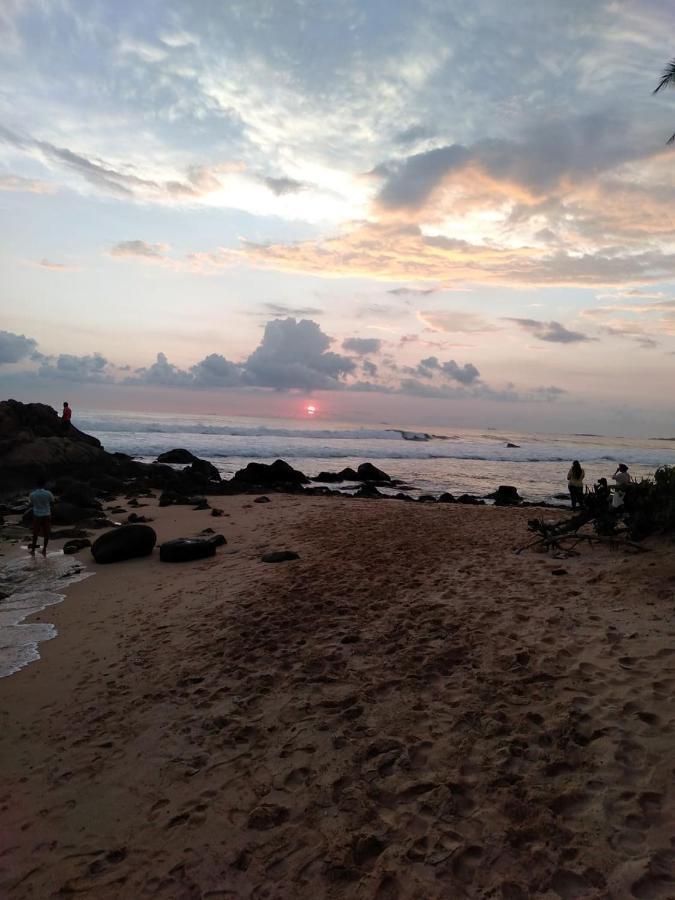 Near Beach Rest Unawatuna Exteriör bild